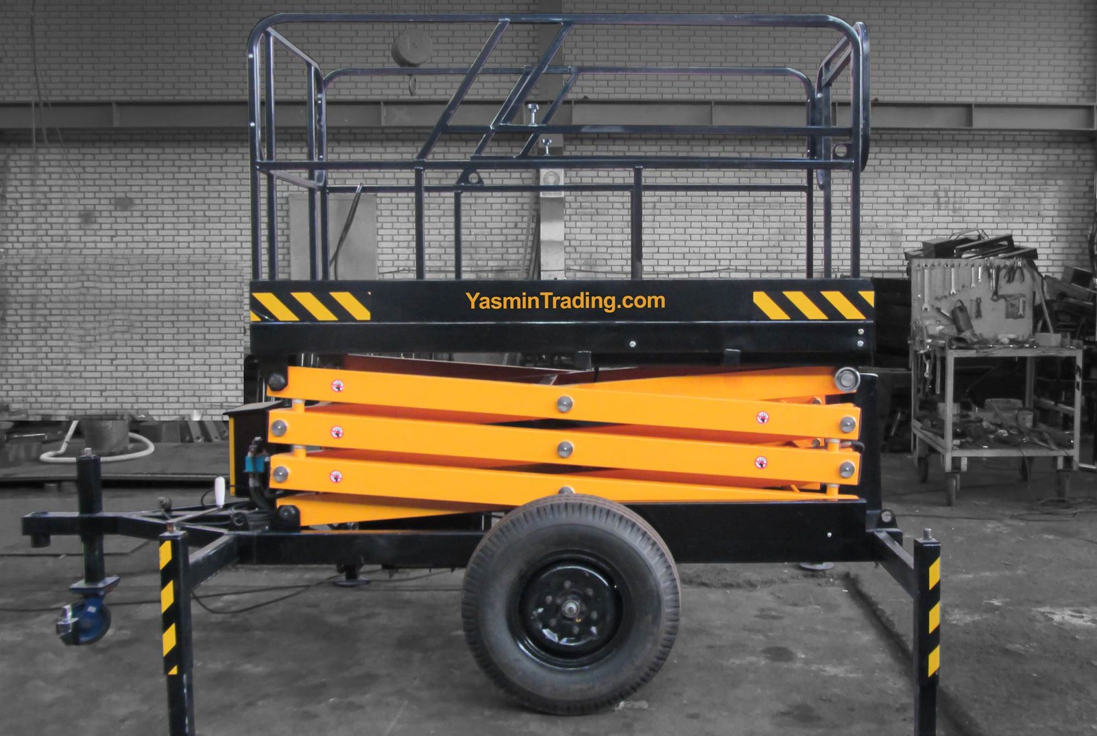 Towable Scissor Lift EM800L closed