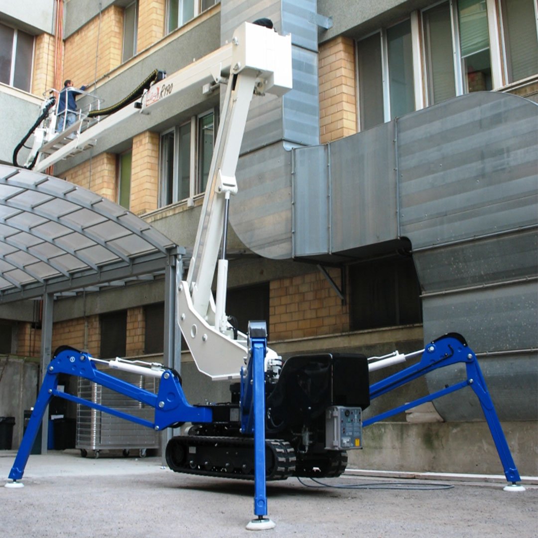 R190 Spider Boom lift operating