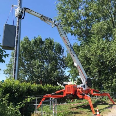 R420 Spider Boom lift operating